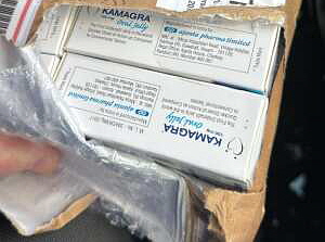 슈퍼카마그라는 강력한 효과만큼 주의도 필요합니다. 심혈관 질환이 있거나 질산염 계열의 약물을 복용 중인 경우 반드시 전문가와 상담해야 합니다.