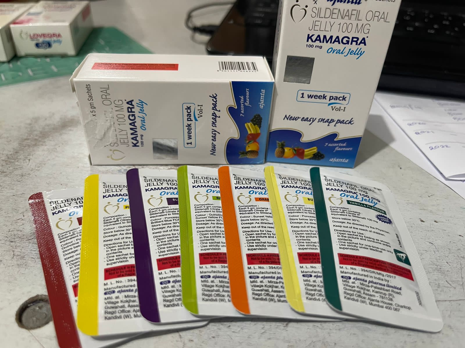 슈퍼카마그라는 세계적으로 유명한 '카마그라' 시리즈의 업그레이드 버전입니다. 기존 제품이 발기력 강화에만 집중했다면, 이 제품은 두 가지 강력한 활성 성분을 하나로 합친 복합 제제입니다.