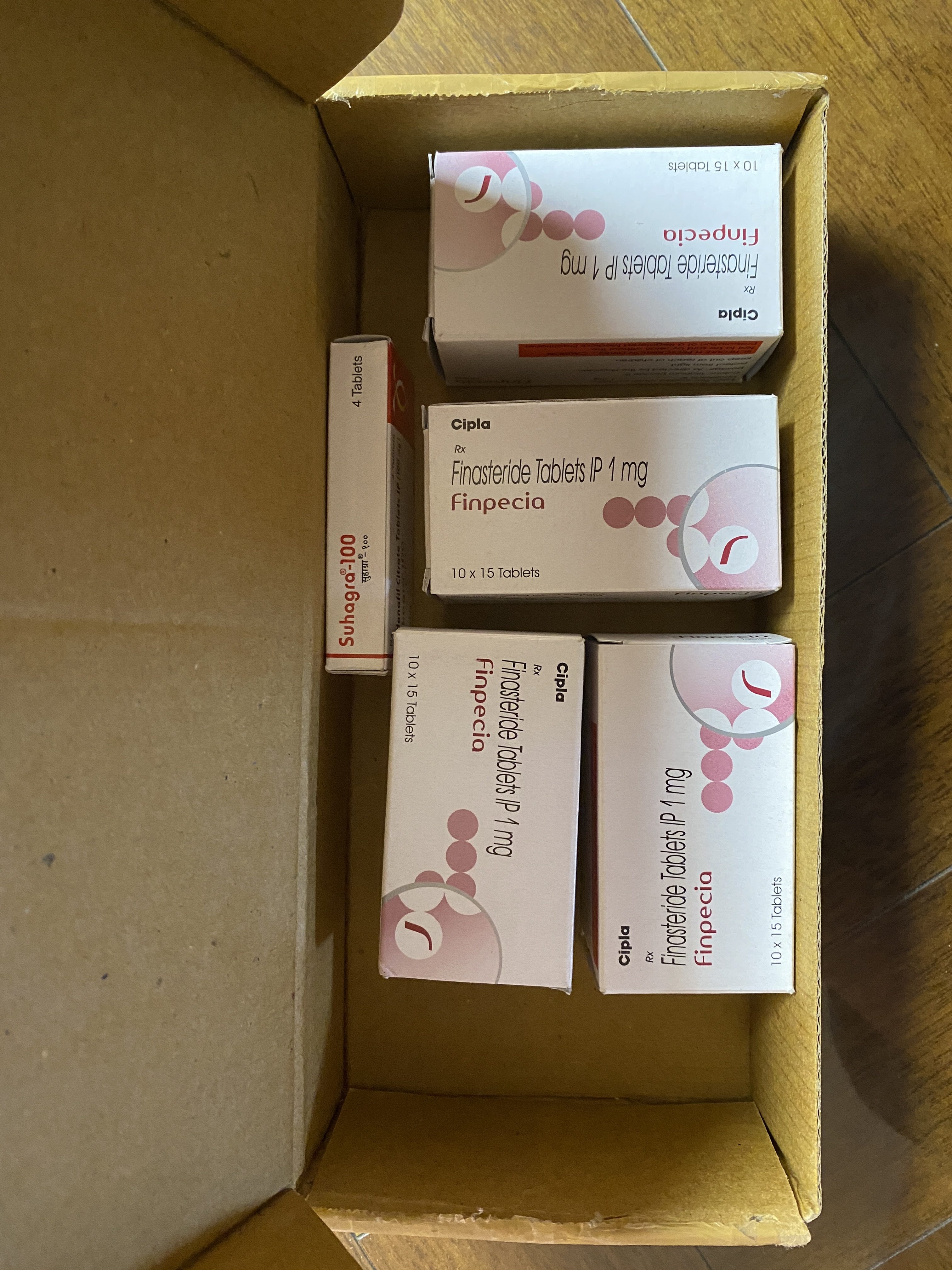 핀페시아는 인도의 제약사 씨플라(Cipla)에서 제조한 탈모 치료제로, 프로페시아의 제네릭 버전입니다. 주요 성분은 피나스테리드로, 이는 남성형 탈모를 유발하는 DHT 호르몬의 생성을 억제하여 탈모 진행을 늦추고 모발 성장을 촉진합니다.