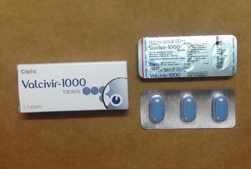 발클로버 1000mg, 발라시클로버(Valaciclovir) 성분으로, 대상포진이나 단순 포진 치료에 매우 효과적이라고 하더군요. 저는 초기 증상이 올 때 1000mg 한 알을 바로 복용했는데, 확실히 예전보다 수포가 크게 번지지 않고 금방 가라앉는 것을 느꼈습니다. 알약 크기가 적당해서 목 넘김도 나쁘지 않았고, 보관법도 상온(섭씨 30도 이하)에만 두면 되어 관리가 편합니다.